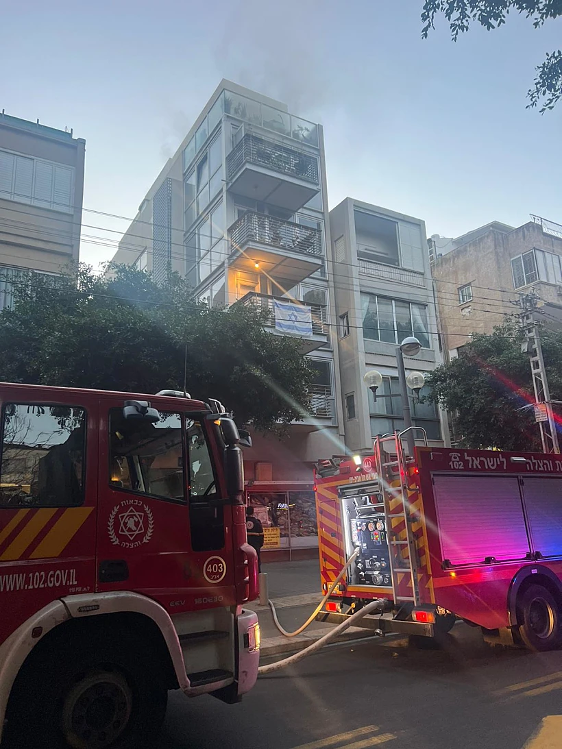 כוחות כיבוי והצלה ליד הבניין בו פרצה השריפה בדיזנגוף