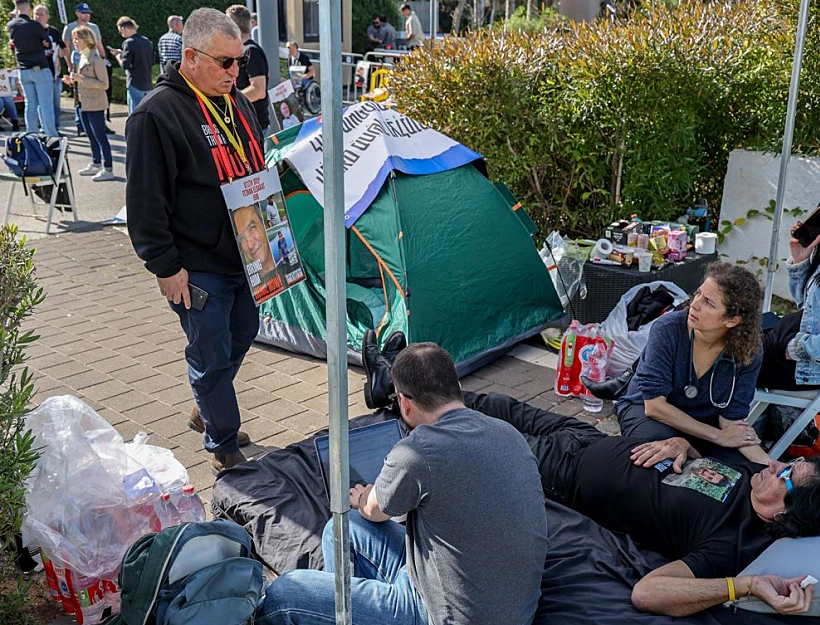 מאהל משפחות החטופים בקיסריה