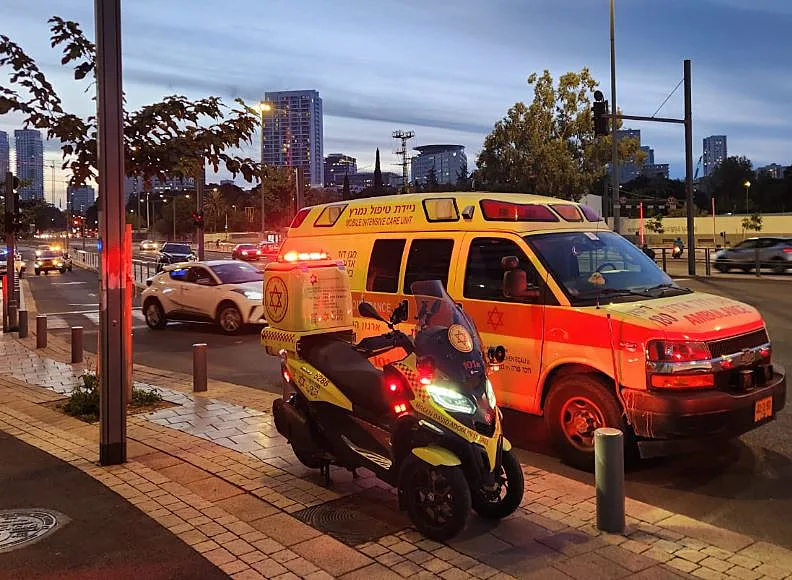אמבולנס בזירת הירי בתל אביב