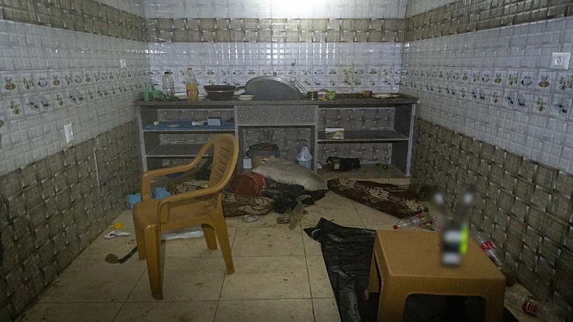 חרבות ברזל צה"ל עזה ח'אן יונס חמאס תיעודים מתוך המנהרה בה הוחזקו החטופים