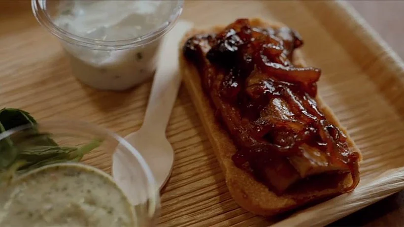 פטריית מלך היער צרובה על בצק פרי