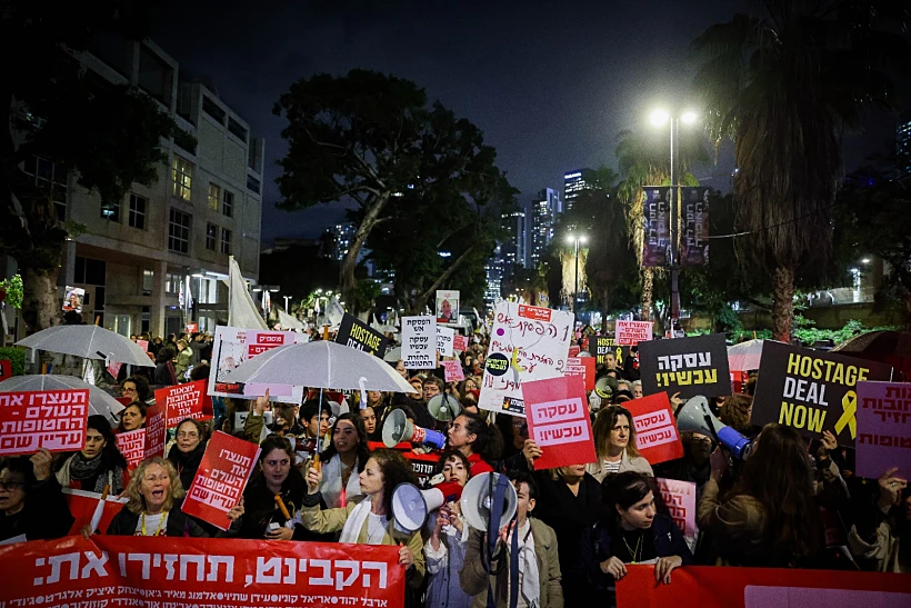 מפגינים בתל אביב למען החטופים