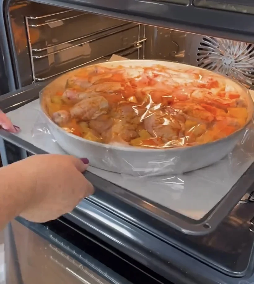 עוף בתנור שמכינים בתבנית אחת