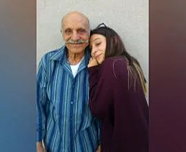 שלמה מנצור יחד עם נכדתו יובל