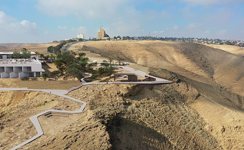 תצפית סף המדבר, ערד