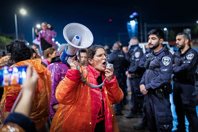 מפגינים למען שחרור החטופים חוסמים את נתיבי איילון