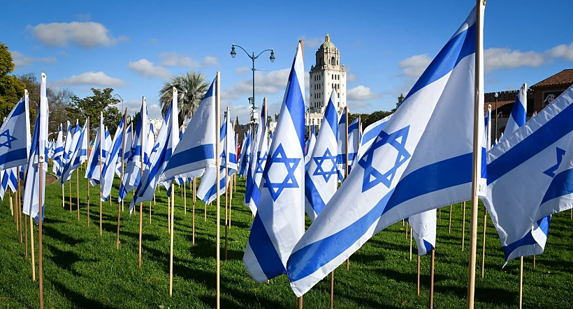 מיצג הדגלים בברלי הילס לוס אנג'לס חרבות ברזל