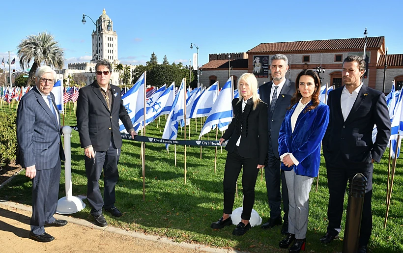 נציגי הקונסוליה הישראלית על רקע מיצג הדגלים חרבות ברזל לוס אנג'לס