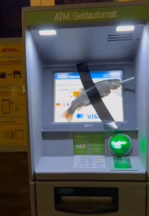 דג מודבק על כספומט