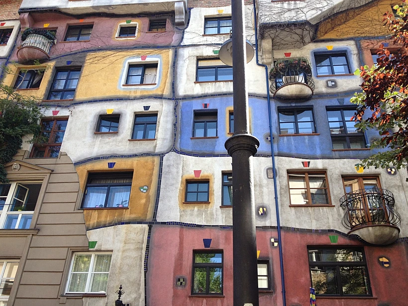 בית הונדרטוואסר Hundertwasserhaus בוינה