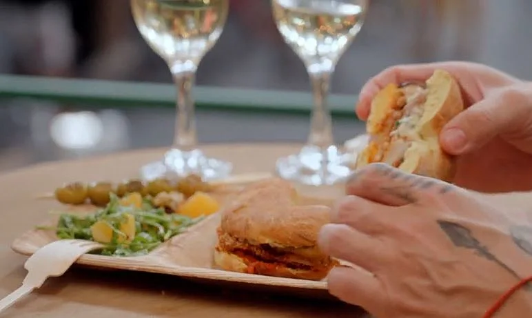 מתכון לשניצל פרגית בכעכע עם מטבוחת זיתים, חציל מטוגן ואיולי טרטר וזיתים קצוצים