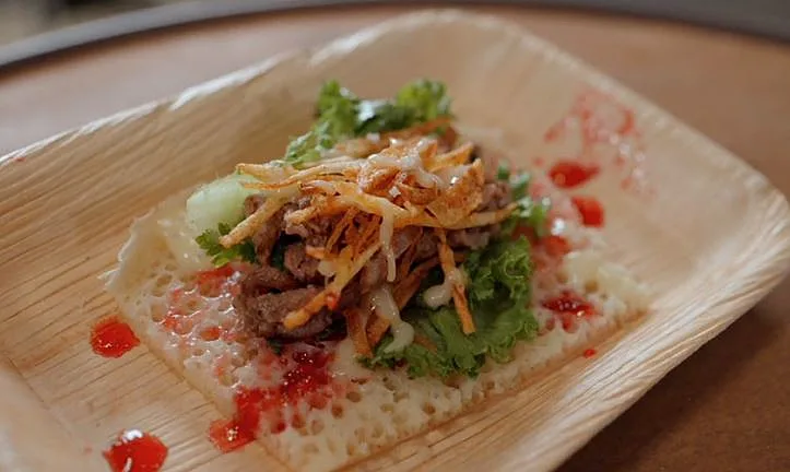 טאקו לחוח במילוי אסאדו עם איולי, סלטון ירוק, צ'יפס וריבת שזיפים