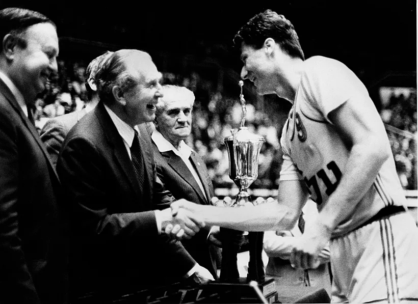 מיקי ברקוביץ' מקבל את גביע המדינה מהנשיא חיים הרצוג