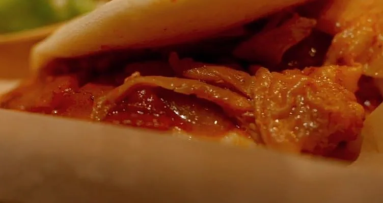 עוף קינמון מפורק בבאן לצד סלטון חריף