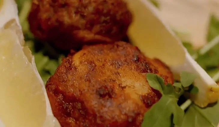 מחשי תפוח אדמה לצד סלט עגבניות חריף