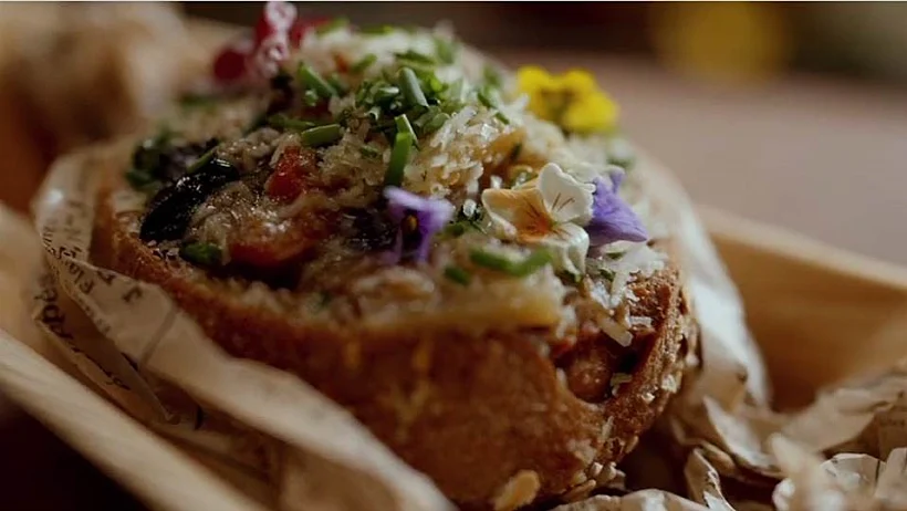 קדירת פטריות יער בתוך לחם כפרי