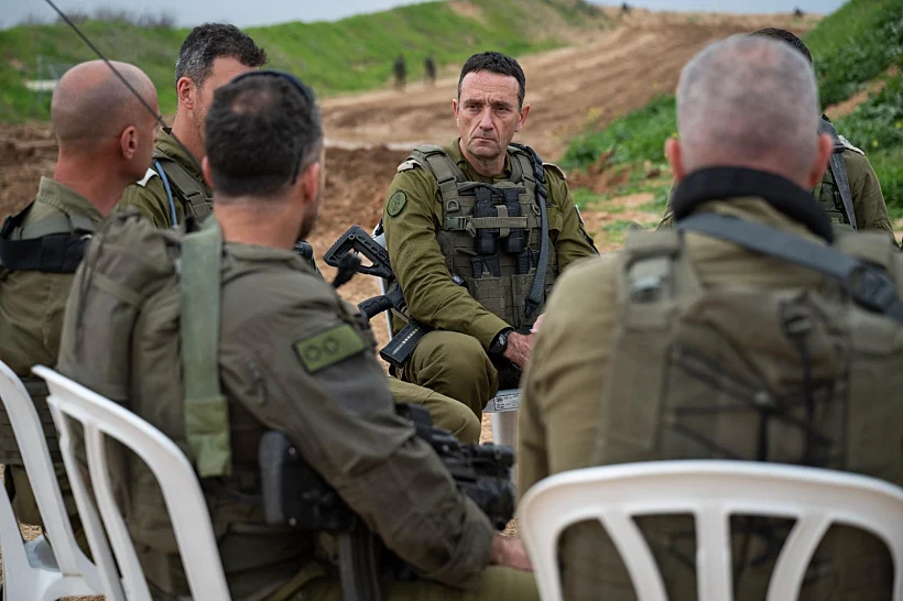 "כולם צריכים להתגייס להגנה על הבית", הרמטכ"ל עם לוחמים בגבול עזה