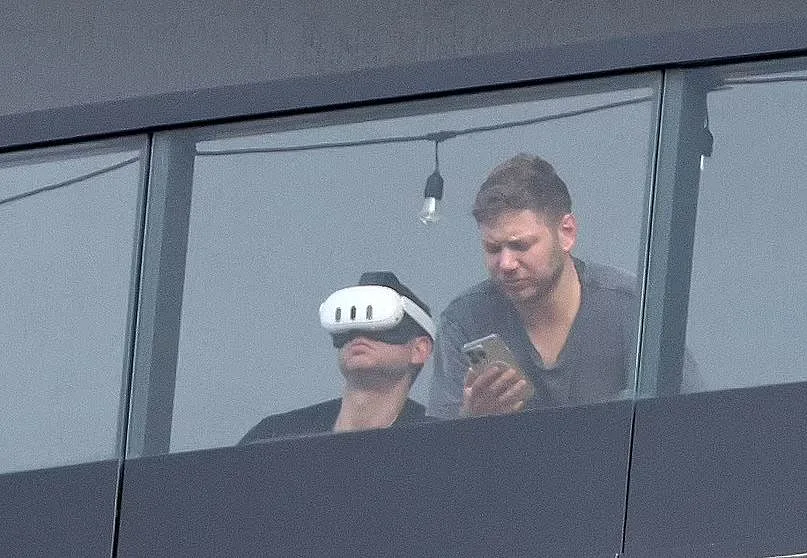 יאיר נתניהו במרפסת דירת היוקרה בפלורידה