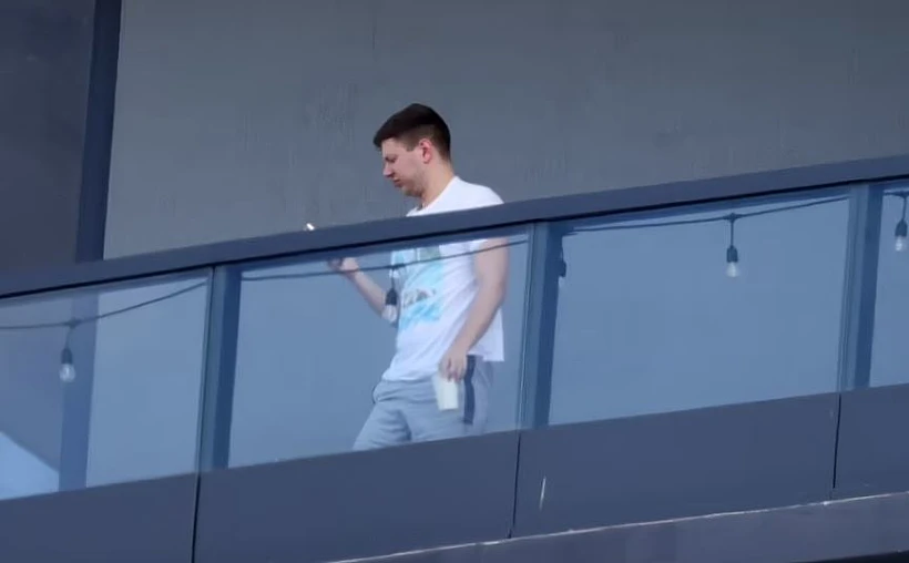 יאיר נתניהו במרפסת דירת היוקרה בפלורידה