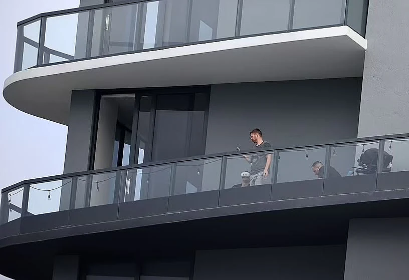יאיר נתניהו במרפסת דירת היוקרה בפלורידה