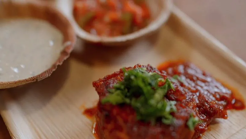 מוסקה אישית לצד סלט משווייה וטחינה ירוקה