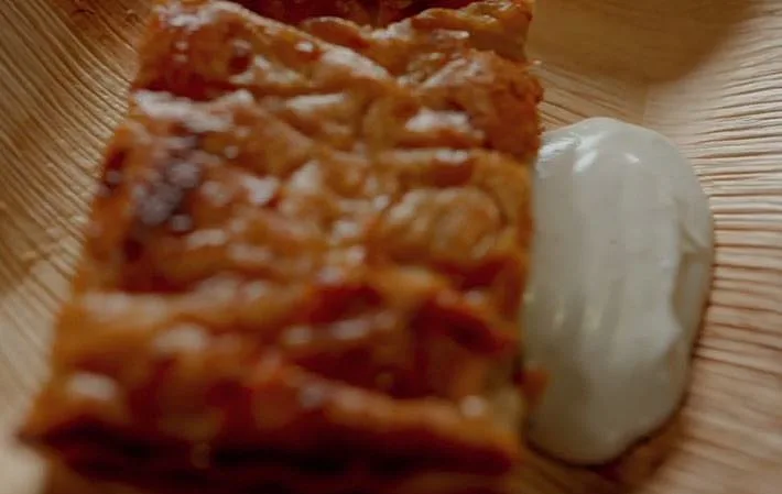 קיש בצל עם שמנת של פעם וסלט חסה