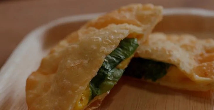 רביולי מטוגן במילוי פולנטה לצד פסטו