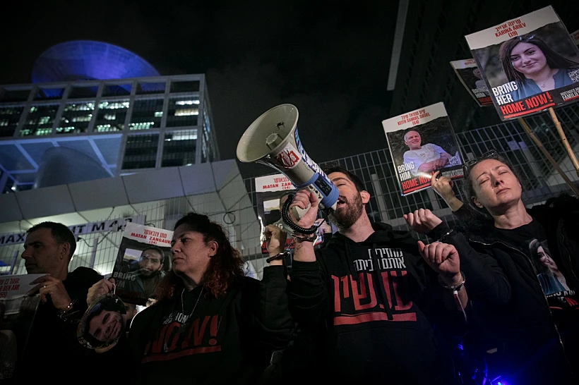 הפגנת משפחות החטופים מחוץ לקריה