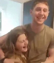 מעוז מורל ז"ל מפתיע את אחותו חנה, כשחזר הביתה מעזה