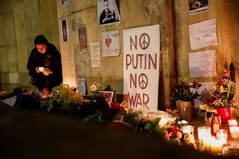 פינת הנצחה מאולתרת לאלכסיי נבלני בפריז