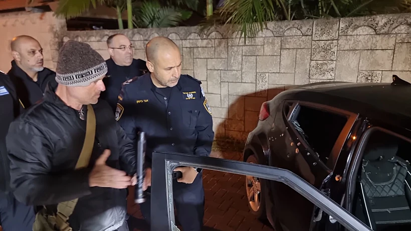 מפקד מחוז המרכז ניצב אבי ביטון בזירת הרצח בטירה