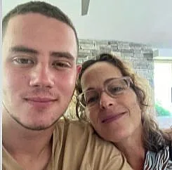 עומר נאוטרה יחד עם אימו