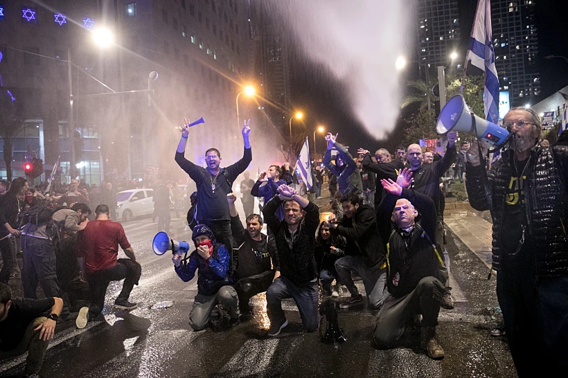 מכת"זית מופעלת לעבר המפגינים נגד הממשלה ברחוב קפלן בת"א