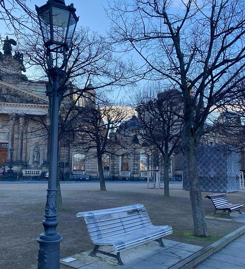 הספסל השקוף בטיילת של דרזדן