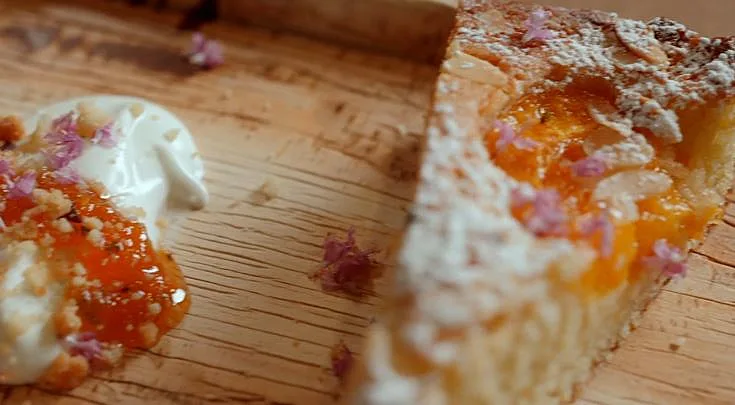 עוגת משמש ושקדים עם פרחי בזיליקום