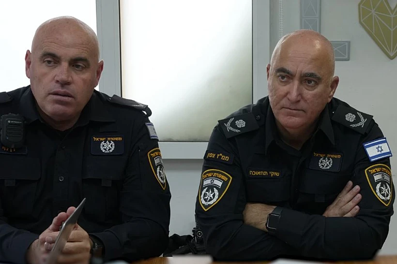 מפקד מחוז צפון במשטרה, ניצב שוקי תחאוכו (מימין) בהערכת מצב