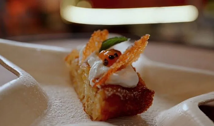 עוגת תפוזים ועלי פילו יוונית עם קרם פרש, ריבת פסיפלורה וטוויל