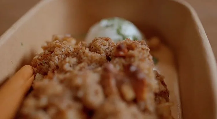 קראמבל תפוחים טבעוני וגלידת קוקוס