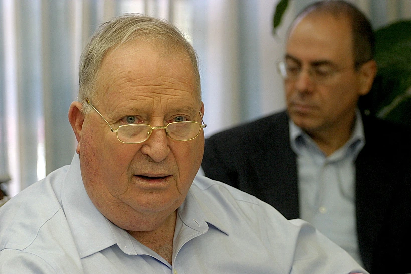 אברהם בייגה שוחט, מאחוריו השר לשעבר סילבן שלום