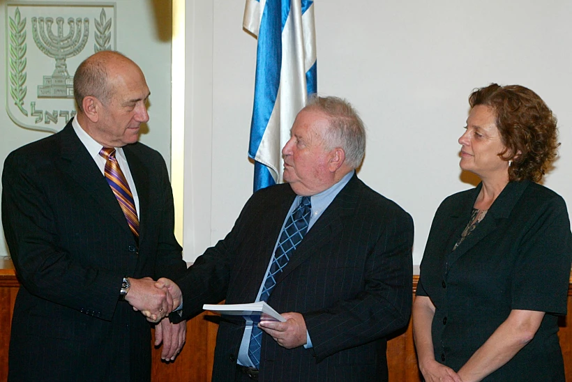 שוחט ב-2007, לצד רה"מ דאז אהוד אולמרט ושרת החינוך יולי תמיר