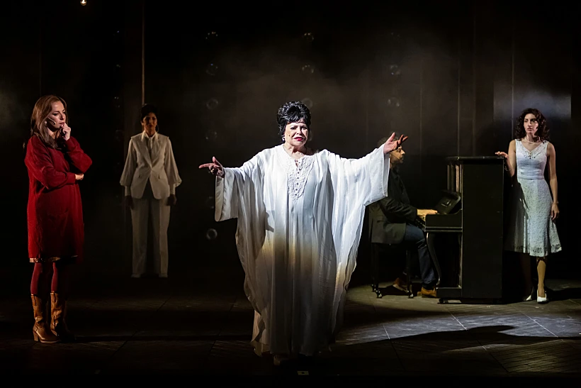 "האמיני יום יבוא", הבימה