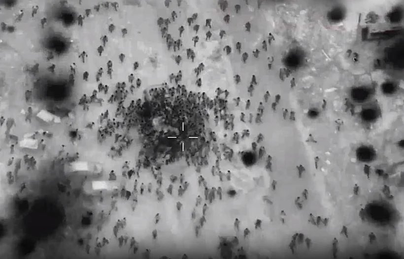 עזתים סביב משאית סיוע ברצועה