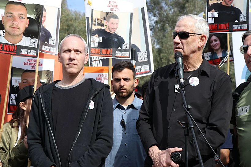 השרים גנץ וטרופר בצעדת משפחות החטופים