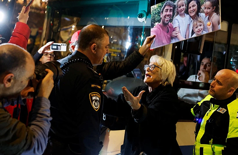 ראומה קדם, שאיבדה את בתה תמר ובני משפחתה בטבח 7 באוקטובר, בהפגנה בתל אביב