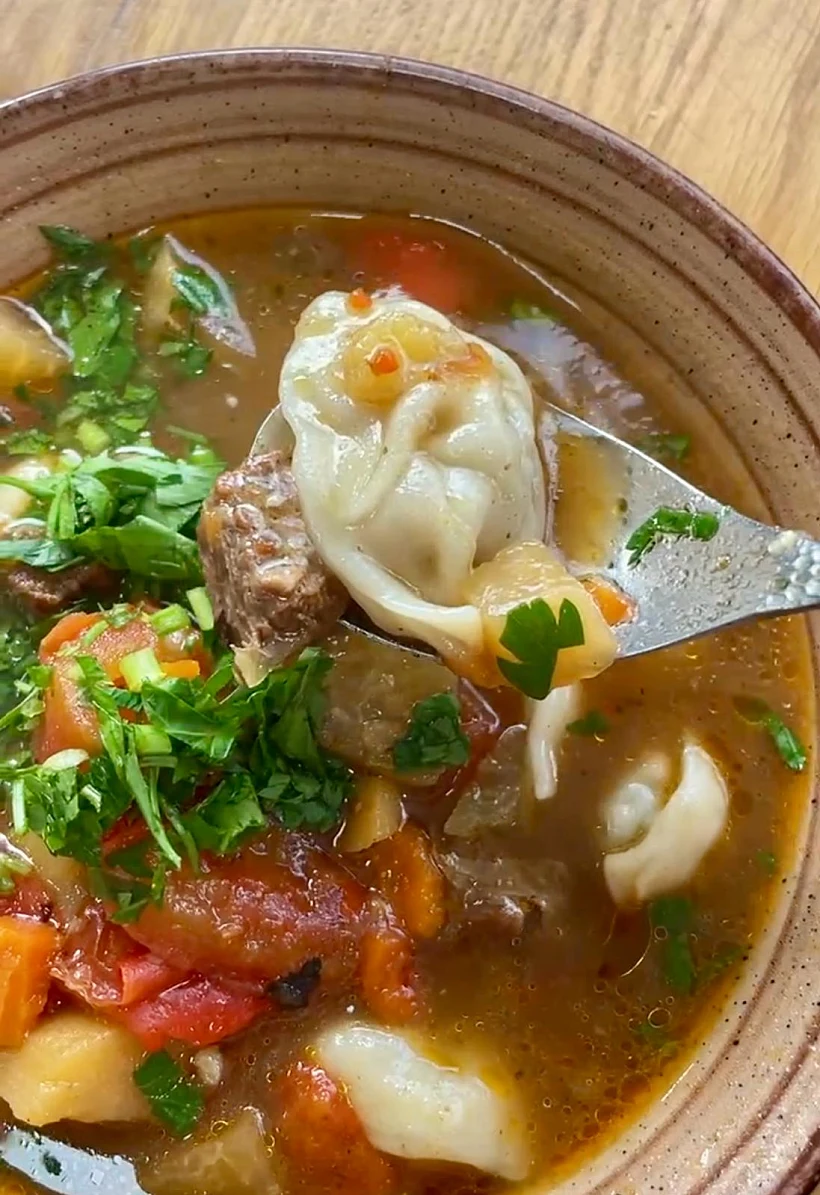 כיסונים במרק דושפרא במסעדת פרגנה