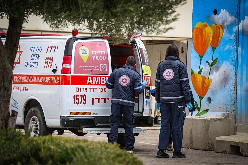 ממתינים להגעת הפצועים בבית החולים זיו בצפת