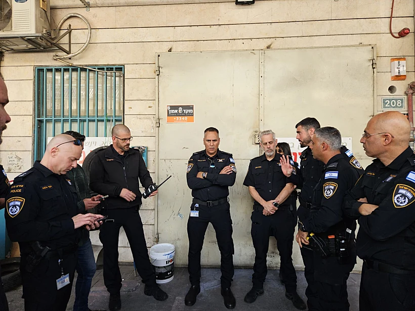 כוחות משטרה בזירת הרצח בחולון