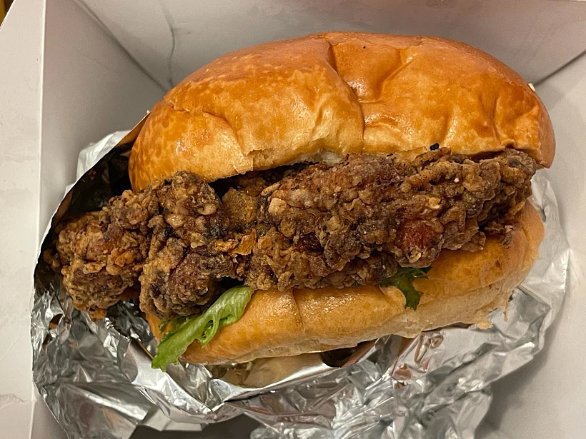 קריספי צ'יקן של המוסד להמבורגרים