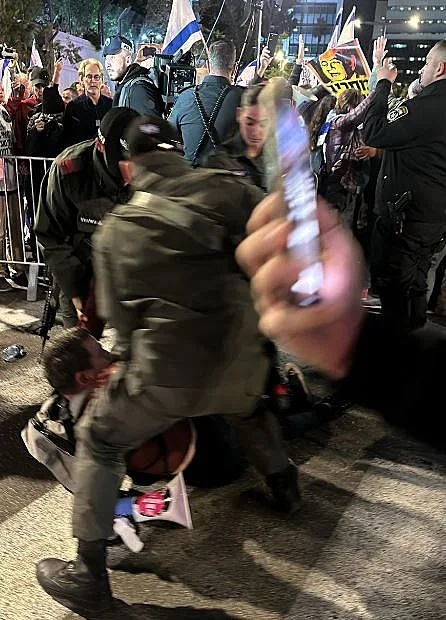 עימותים ועצורים בהפגנה נגד הממשלה בקפלן בת"א