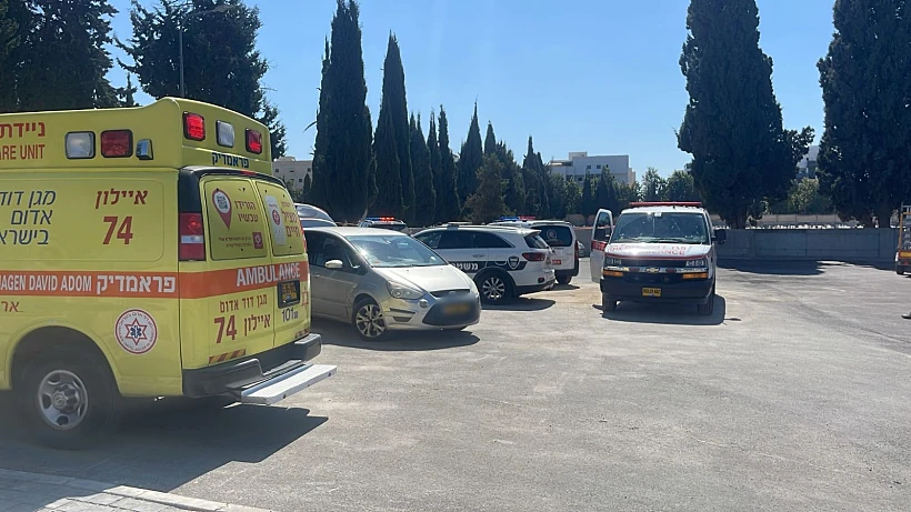 חניון בית העלמין בו נמצאה הגופה - בתוך רכב